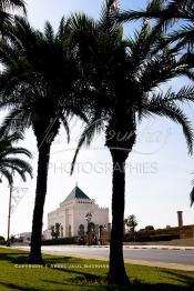 Image du Maroc Professionnelle de  Le tombeau du plus populaire des sultans du Maroc, Mohammed V, père de l’indépendance repose ici dans cette  demeure bâtie en marbre blanc et couronnée par un toit pyramidale orna de tuiles vertes, symbole de la royauté. Sa construction a nécessita une dizaine d’année, au premier plan  les colonnes de l’esplanade de la Mosquée Hassan à Rabat, Jeudi 20 Octobre 2011 ((Photo / Abdeljalil Bounhar)